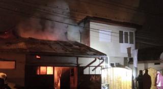 Incendiu violent în cartierul Pantelimon din Bucureși! Şase case s-au făcut scrum