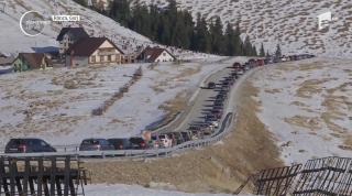 Zeci de mii de șoferi blocați pe drumurile de la munte: ”Dacă știam, nu veneam”