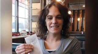 O chelneriță care locuia într-un adăpost a primit un bacșiș care i-a schimbat viața, în SUA