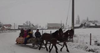 Plimbare de poveste cu sania trasă de cai, în Harghita