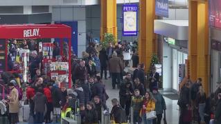 Aglomerație pe Aeroportul din Cluj. Românii din diaspora pleacă, după sărbători