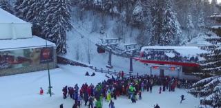 Mii de români, la cozi în stațiunile montane