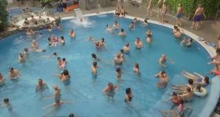 Distracție în costum de baie, pentru turiștii din zona Brașovului