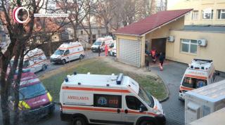 Coadă de ambulanțe care aduc pacienți la Urgențe, în Bistrița