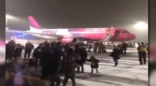 Clipe de panică pentru sute de români aflaţi pe Aeroportul Internţional Debrecen