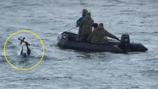 Momentul în care un tânăr îi fură fetei crucea aruncată în mare de Bobotează (Video)