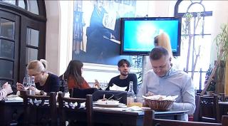 Românii mănâncă tot mai des la restaurant. Valoarea industriei a crescut cu 16%