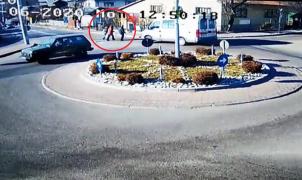 Momentul când trei pietoni sunt spulberaţi de o ambulanţă, în Prahova (Video)