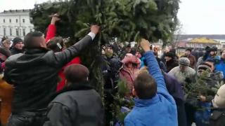 Femeie din Iaşi, călcată în picioare de credincioşi pentru o ramură de brad sfinţită, după slujba de Bobotează