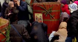 Sute de români s-au înghesuit cu o zi înainte la biserici, ca să fie primii la aghiasmă, de Bobotează