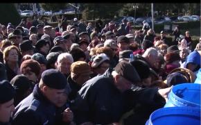 Sute de credincioși s-au călcat în picioare de Bobotează, pentru o sticlă de agheasmă