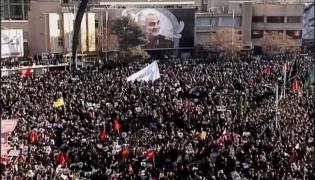 Zeci de oameni au murit călcaţi în picioare la funeraliile organizate în memoria generalului Soleimani