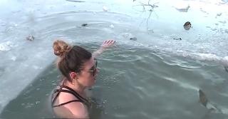 Un bătrân 70 de ani participă la "baia de Bobotează" de nouă ani