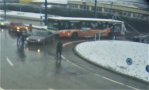 Bătaie în trafic, la Vaslui, între doi şoferi, înregistrată de camerele de supraveghere (Video)