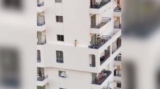 O fetiţă s-a plimbat pe pervazul îngust al hotelului în care era cazată cu mama ei, în Tenerife
