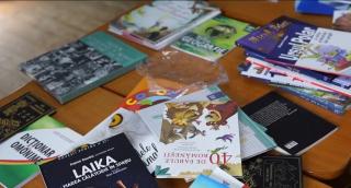 Ofițerii anticorupție dăruiesc cărți elevilor