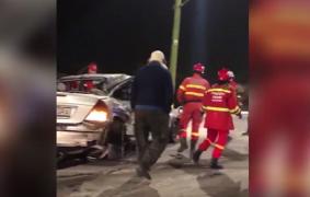 Un autobuz şi un autoturism s-au ciocnit violent, pe un pod din Braşov