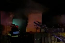 Incendiu puternic într-un cartier din Târgu-Jiu. O casă a luat foc