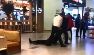 Bărbat târât pe jos de agenţii de pază, într-un mall din Suceava