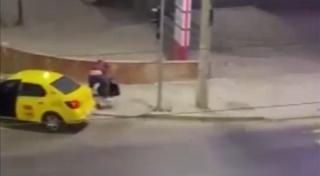 Un taximetrist din Bucureşti a luat la bătaie clientul care a vrut să urce cu ţigara în maşină (video)
