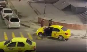 Şofer de taxi filmat când bate un client care voia să fumeze în maşină (Video)