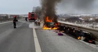 Pericol şi flăcări uriaşe pe autostrada A1. O maşină a ars ca o torţă