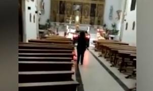 Convins că este posedat de diavol, un bărbat din Spania a intrat cu mașina într-o biserică