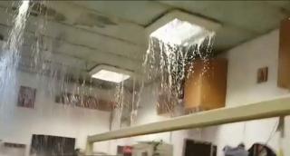 Ţeavă spartă la staţia de metrou Griviţa. Din tavan a început să curgă apă pe birourile angajaţilor Metrorex