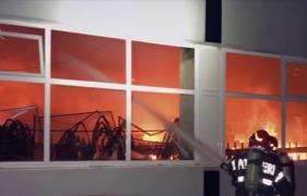 Risc de explozie în Bucureşti. Un incendiu a izbucnit la o fabrică în care se aflau substanţe chimice