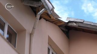 O fetiță și mama ei, lovite de bucăți de gheață căzute de pe un bloc din Predeal