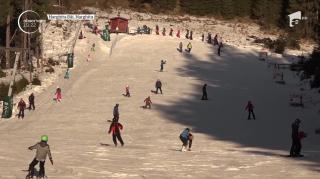 Stațiunile de la munte au zăpadă puțină, dar mulți turiști