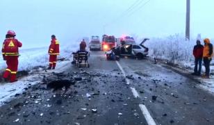 Doi tineri încarceraţi, după un impact devastator între Codlea şi Hălchiu, în Braşov