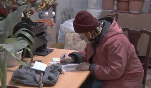 Pensionarii au făcut coadă la Casele de Ajutor Reciproc: "Ia uitaţi, doi lei! Atât mai am"