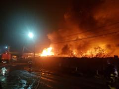 Incendiu de proporţii în Urlaţi, o fabrică de saltele s-a făcut scrum