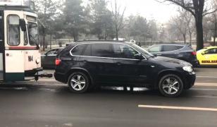 Tramvaie blocate de un BMW, în Iaşi, după ce maşina s-a stricat în mijlocul străzii