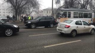 Șofer blocat cu mașina pe linia de tramvai, în Iași