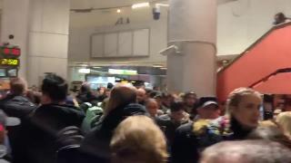 Haos la metrou, după ce un tren a avut probleme tehnice pe cea mai aglomerată magistrală (Video)