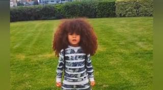 Școala în vrea tuns pe James Farouk, băiatul cu una dintre cele mai frumoase podoabe capilare