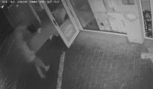 Jaf ca-n filme, la Gilău. Patru tineri au luat pe sus automatul de plătit facturi şi au fugit cu el (video)