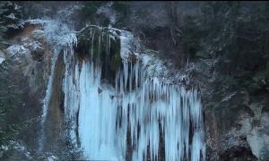 O cascadă din inima Apusenilor oferă turiştilor un spectacol hipnotizant, la minus 18 grade