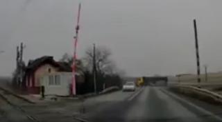 Şofer de camion căutat de poliţişti, după ce a aruncat în şanţ un autoturism, când a făcut la stânga fără să se asigure (video)