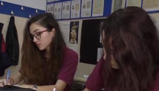 Temele de vacanţă, subiect de controversă. Elevii se plâng că nu mai au timp liber