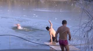 Baie la copcă, la minus şase grade Celsius, la Timişoara