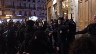 Președintele Franței a fost evacuat dintr-un teatru din Paris, de teama protestatarilor (Video)