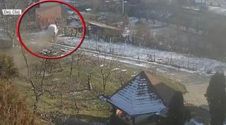 Accident spectaculos surprins de o cameră de supraveghere în oraşul Dej