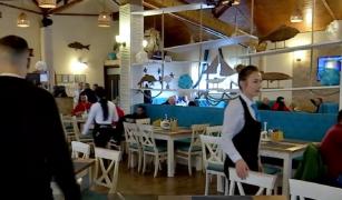 Patronii de restaurante de la malul mării, ce strâng în timpul verii, cheltuie iarna