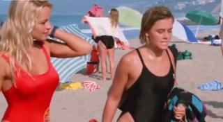 Pamela Anderson a îmbrăcat din nou costumul de salvamar, la 52 de ani