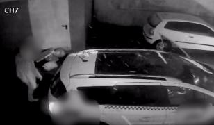 Taximetrist din Galaţi filmat când îşi aruncă gunoiul la colţul unui bloc