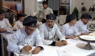 Din ce în ce mai mulţi români merg la cursuri de gătit. Primele reguli pe care le poţi învăţa