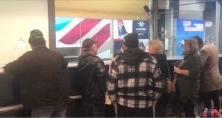 Tot mai mulţi pasageri români loviţi de politica de overbooking a companiilor aeriene